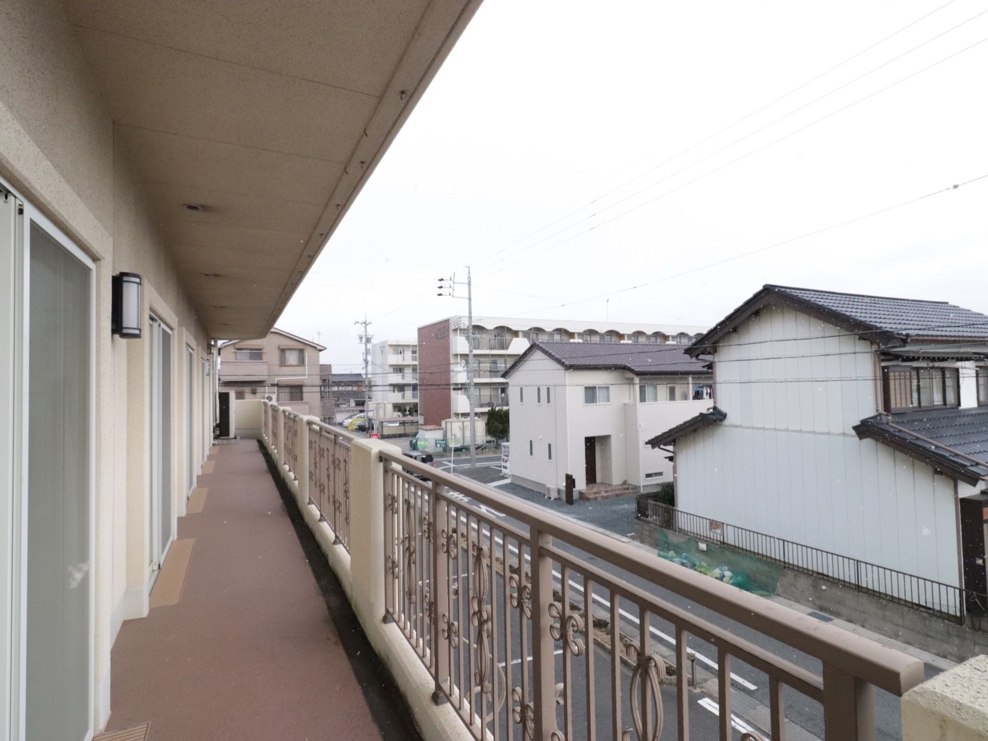 各お部屋には大きな窓が設けられている。バルコニーには壁がないので、非常時の非難しやすい事を考慮している。