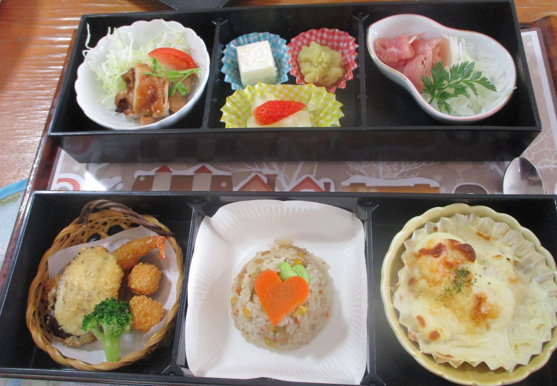 盛り付けられた美味しそうな食事