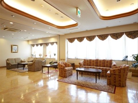 明るく広々としたラウンジ