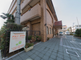静かな住宅街の施設外観