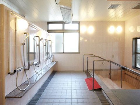 手すり付き清潔な浴室
