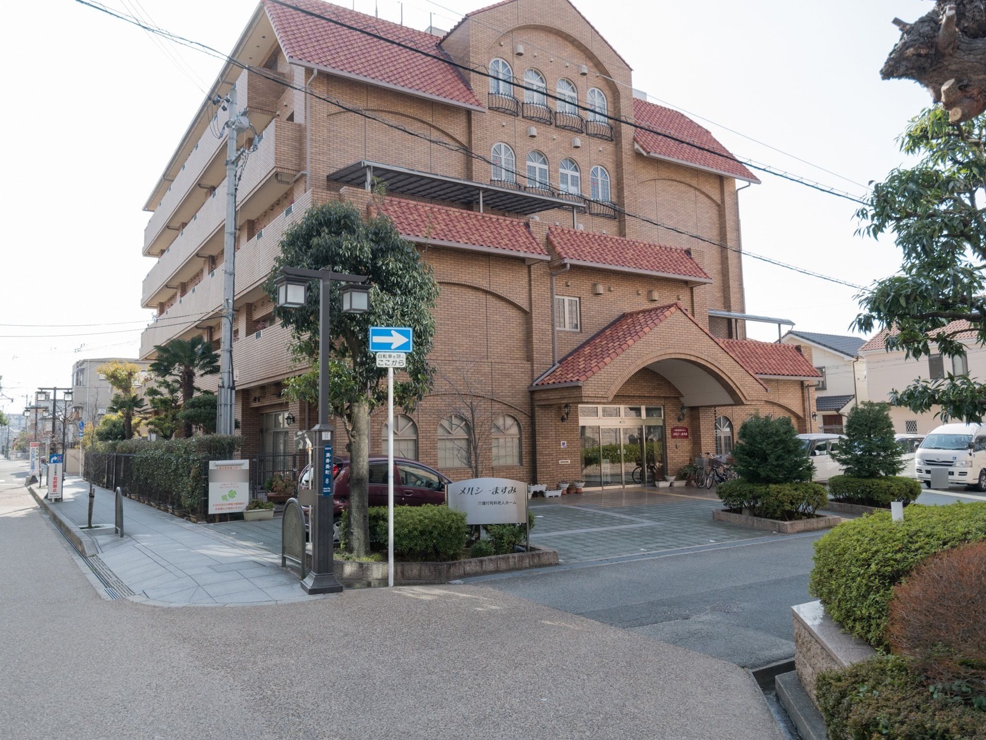 レンガ風のおしゃれな作りになっている。入り口は自動ドアで、前に一台車を停められるほどのスペースがある。
