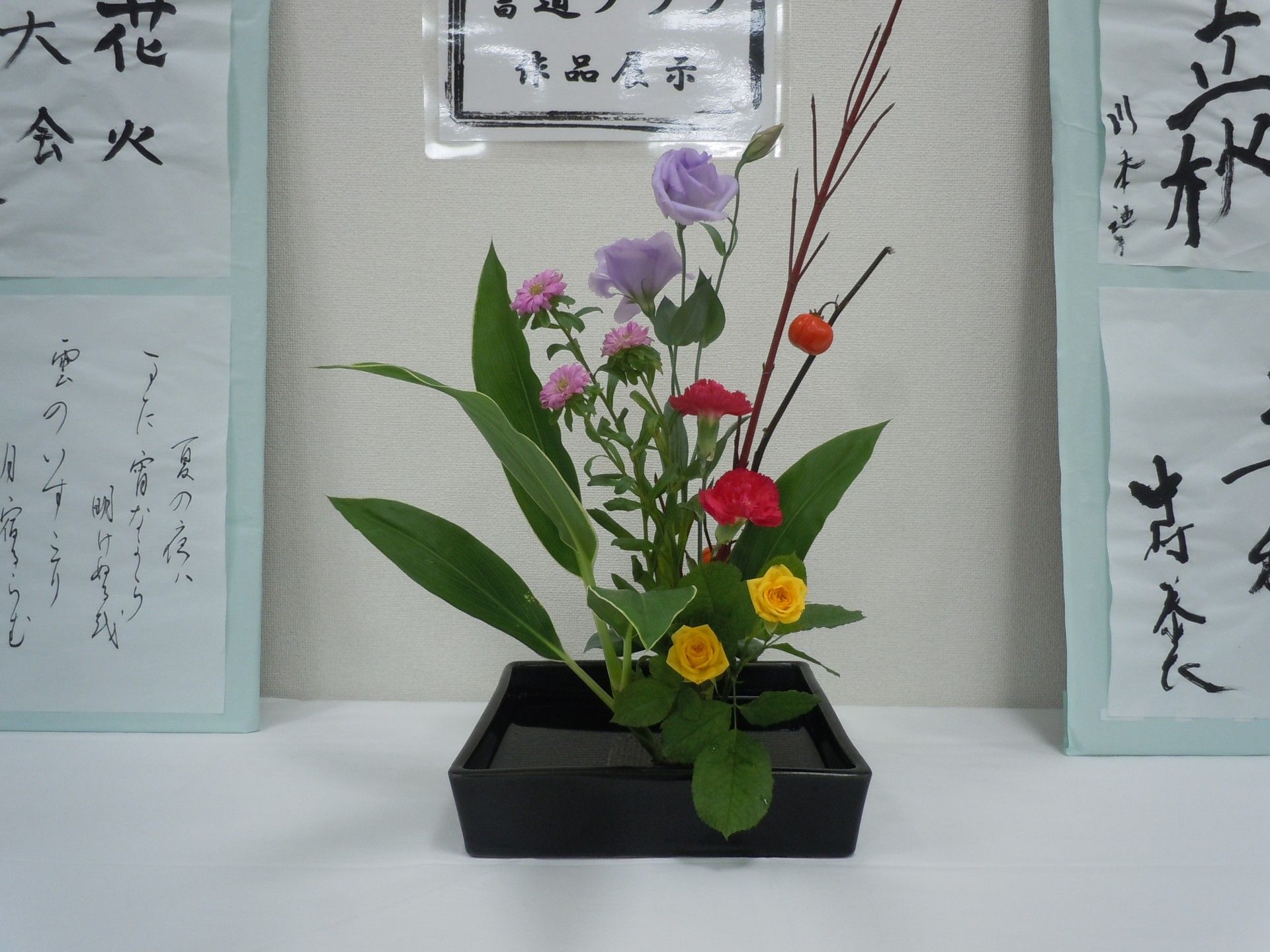 書道を楽しむ高齢者