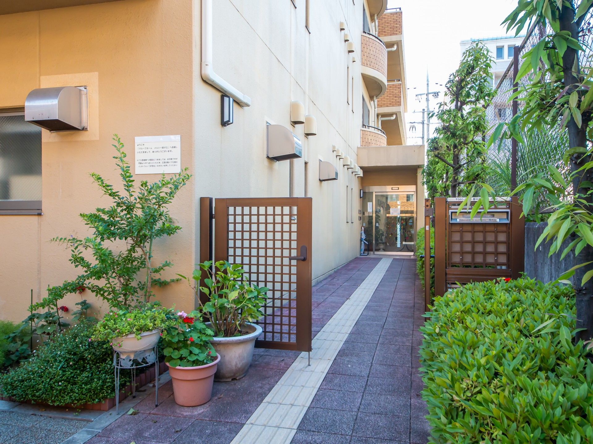 緑豊かな入口通路