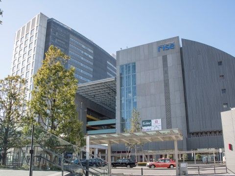 施設の近辺には駅や大型の複合施設があり、ショッピングやレストランでのお食事も楽しむことができて便利である。