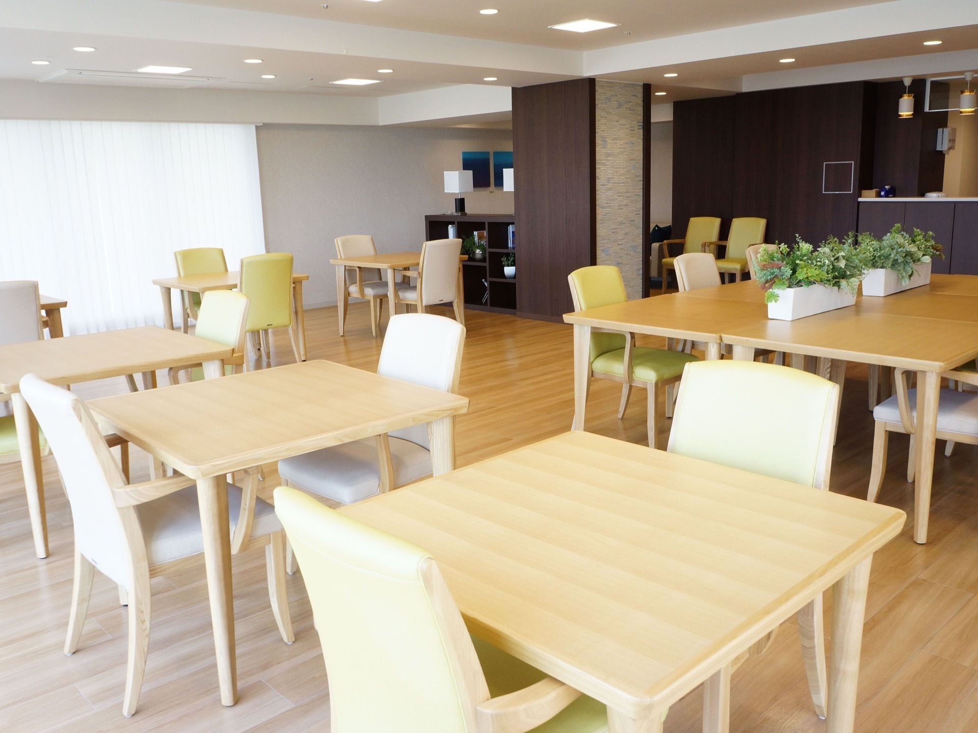 食堂は、入居者様が全員で食事するのに十分なスペースがあり、明るく開放感のある空間となっている。また、キッチンとも併設になっている。