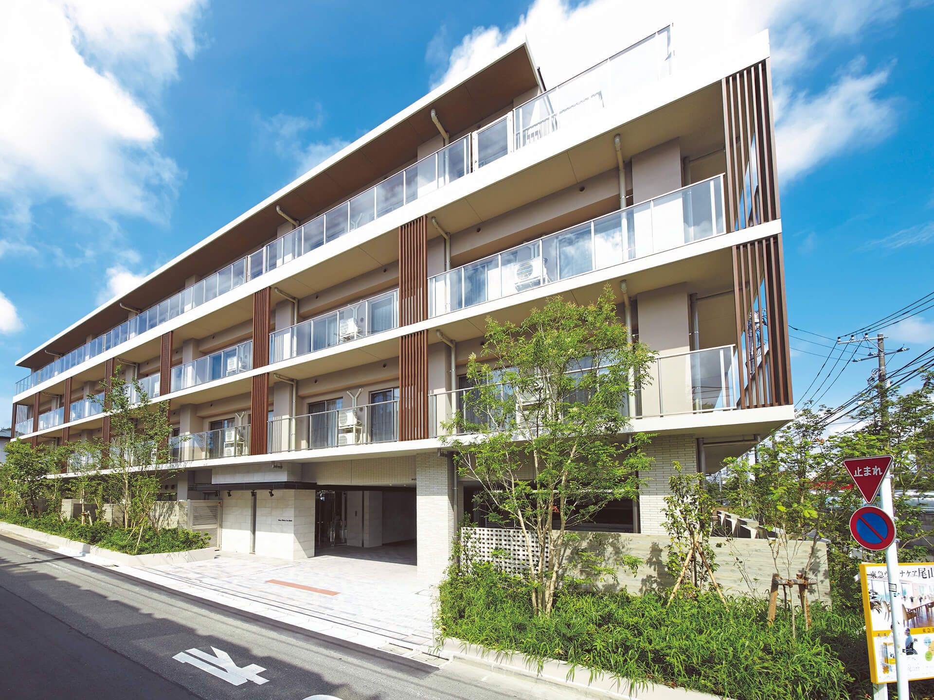 施設の外観には、看板が付けられている。オープン時期と入居者募集が書かれているの看板で、かなりの大きさがある。