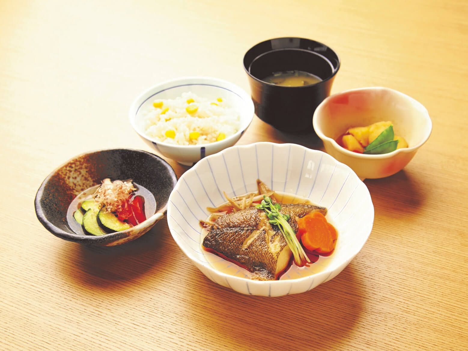 お食事は、おかずの品数が多く、色鮮やかな盛り付けとなっている。見た目からも食欲をそそるよう、配慮している。