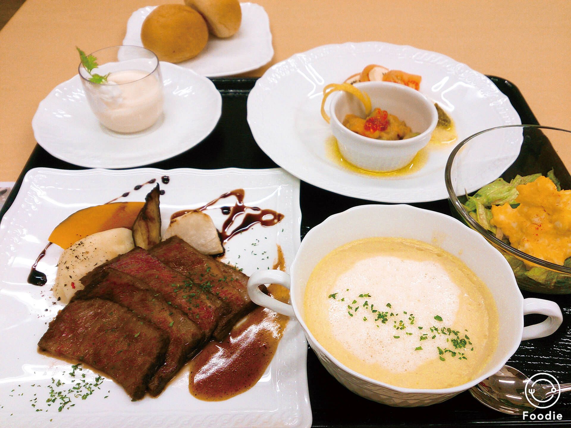 肉料理やスープといったフランス領地のフルコースのような食事