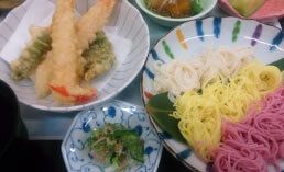 海老の天ぷらと3色のそうめん