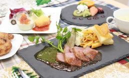 彩りよく盛り付けられた肉料理やフルーツのデザート