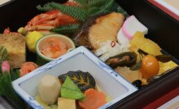 野菜の煮物や焼き物が詰められた重箱
