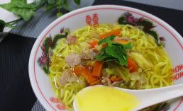 丼ぶりに入ったラーメン