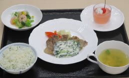 さくらんぼがのったデザートが付いたメニュー