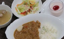カレーとサラダとスープ、グラスに入ったデザート