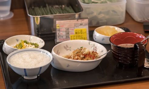 ご飯と汁物が付いた一人分の食事