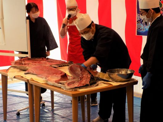 マグロ解体ショー