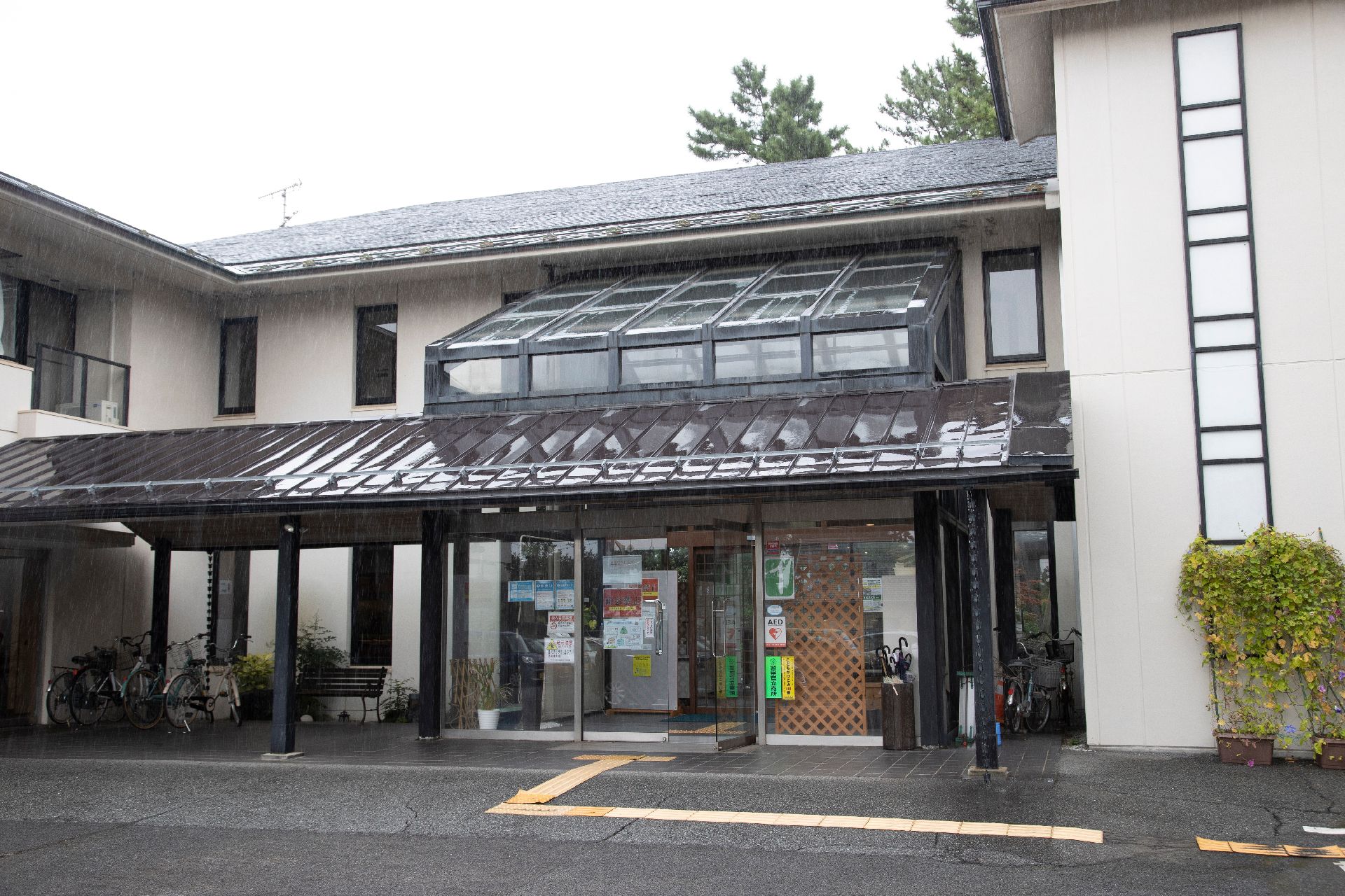 建物前に点字ブロックが敷かれたサービス付き高齢者向け住宅