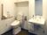 温室便座付きのトイレ。ふたは自動で開閉し、トイレそばには手すりを取り付けているので、自立した排泄がしやすい。