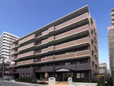広いベランダが特徴的なブラウンを基調とした外観の大きな施設