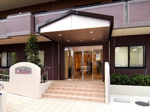 スロープや短い階段を上った先にあるエントランスの自動ドア