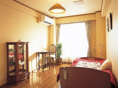 エアコンが設置され、窓からはたっぷりと自然光が注ぎ込まれる明るい居室