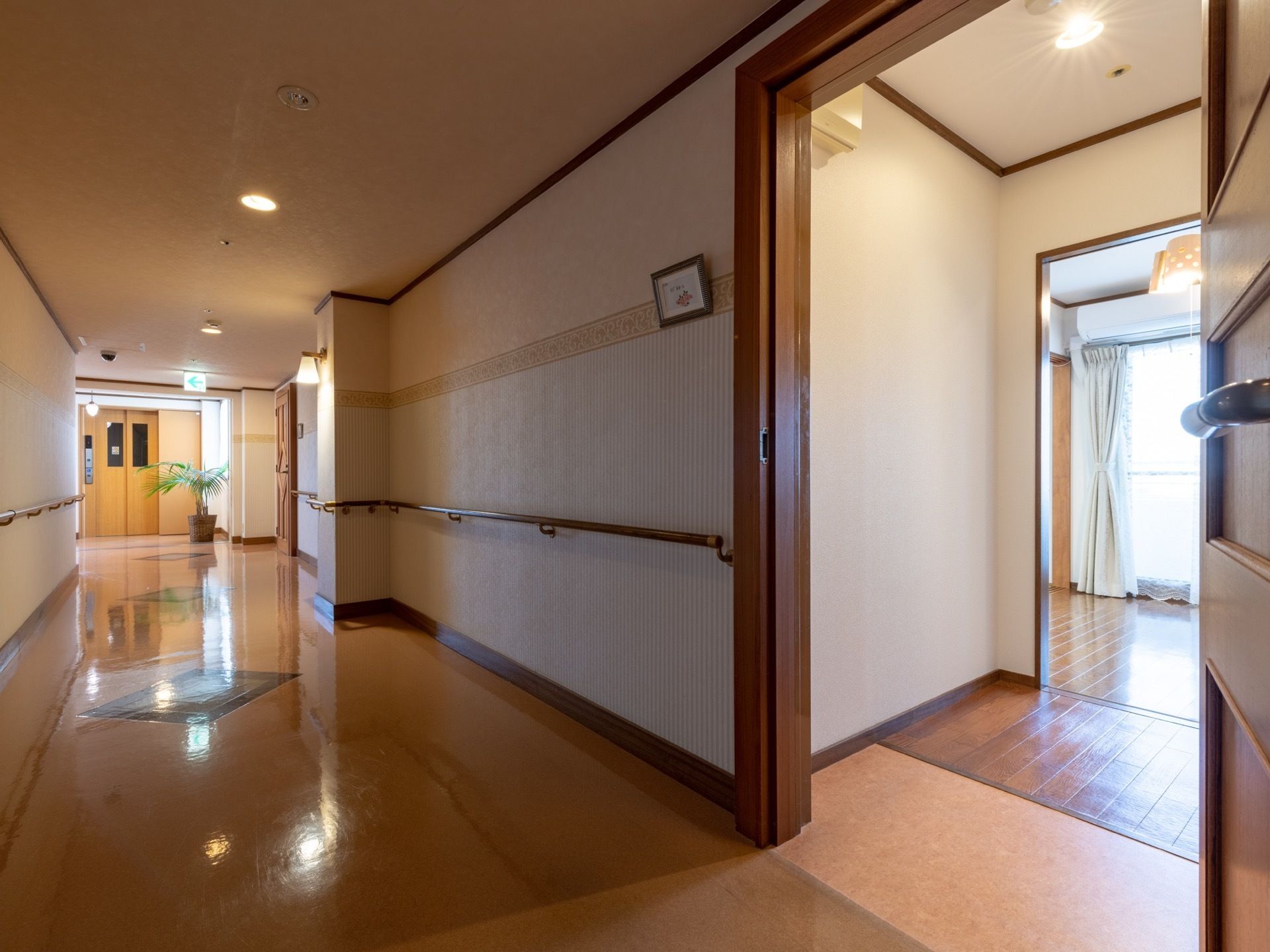 通路はゆったり広々としていてバリアフリーとなっており、居室へも段差無く移動できる。壁には手すりが取りつけられている。