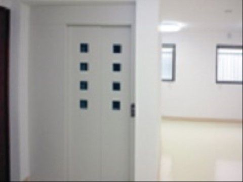 施設にはエレベーターが設置されている。足が不自由な方や膝が痛い方もスムーズに各階へご移動いただける。