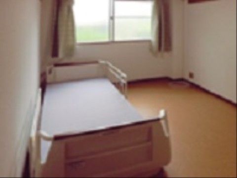 居室には大きな窓とエアコンが完備されているので、日照や空調を調節していただける。家具の配置なども自由に変えられる。