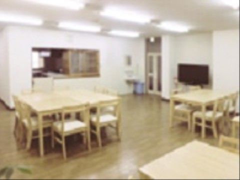 食堂では毎日メニューの違う健康的なお食事が提供される。食後はテレビを鑑賞したり、談笑したりして、ゆったり過ごすことができる。