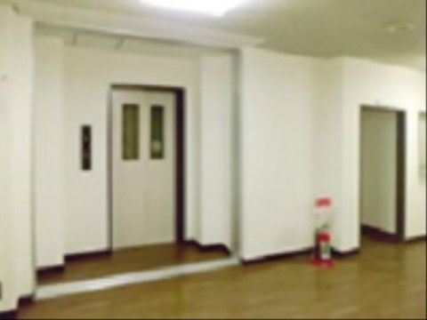 エレベーターを利用して他の階に自由に行くことができる。エレベーター前は安全のため明るさに十分配慮されている。