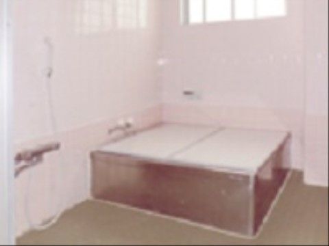 広々とした浴槽と洗い場があるので、ゆったりと移動することができる。湯の温度調節も簡単に行うことができる。