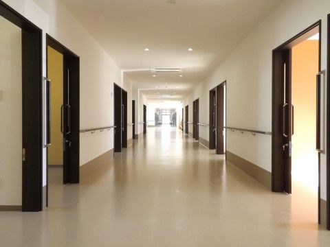 各部屋の扉は、ダークブラウンを基調としたスライド式の扉となっている。天井には等間隔で丸い照明が取り付けられている。
