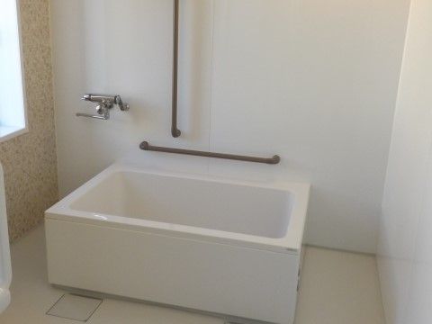 個室タイプの清潔感あふれる浴室である。小窓が付いており、床は水はけの良い滑りにくい仕様になっている。