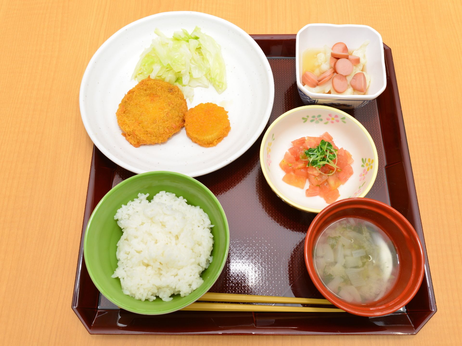 温野菜が添えられたフライ、細かく刻まれたトマトサラダなど、食材は食べやすいような配慮をして調理されている。
