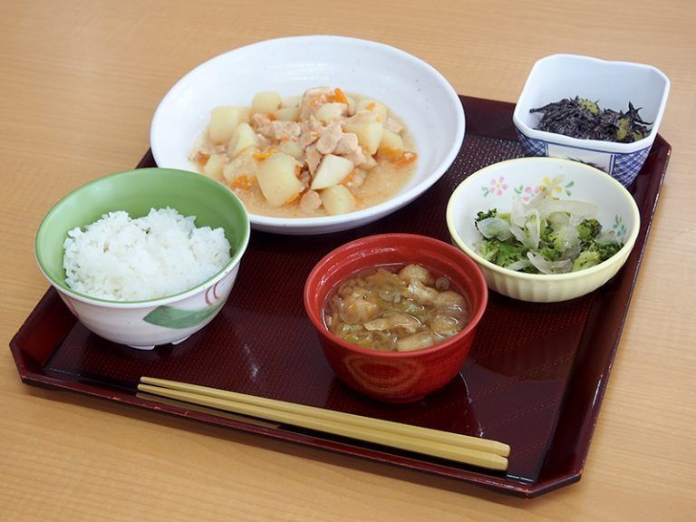 肉じゃがとひじき煮、ブロッコリーのサラダとごはんと味噌汁