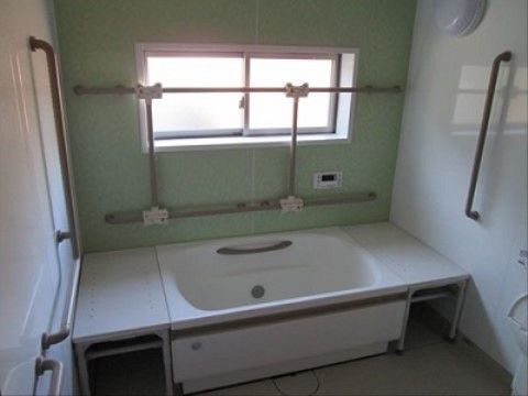 浴槽側の壁は緑色に色分けされていて、爽やかな空間に仕上がっている。壁だけでなく、浴槽内にも手すりが設けられている。