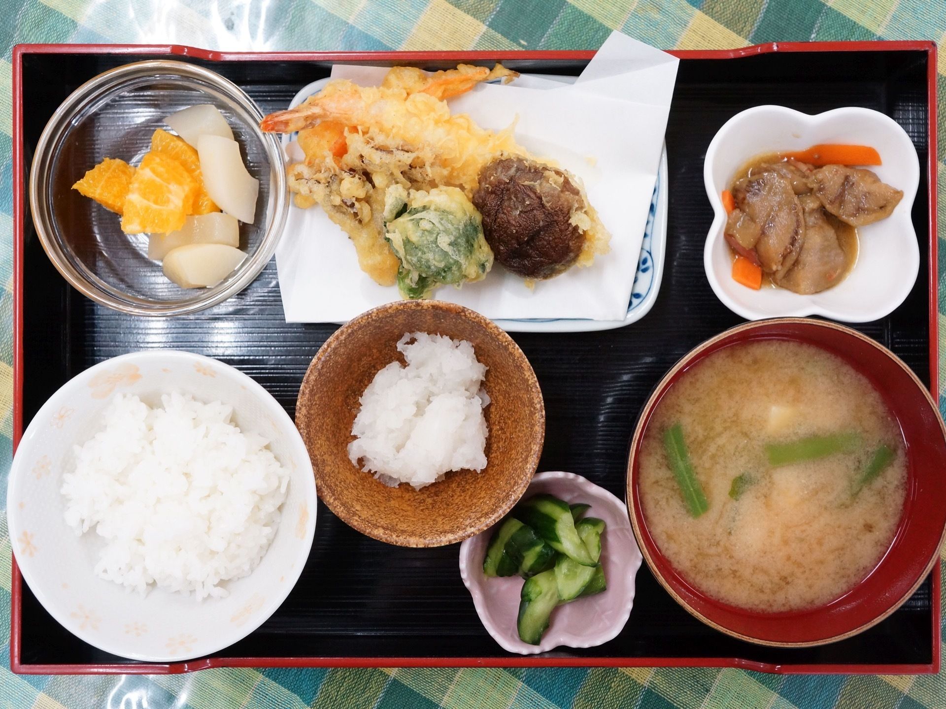 天ぷら定食メニューで品数豊富であり、バランスや彩りも考えられていて、入居者様の食べる喜びを考慮している。