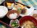 白米、お味噌汁、野菜とエビの天ぷら、きゅうりのお漬物、大根おろし、煮物、フルーツなど、バランスの取れた品数豊富なメニューである。