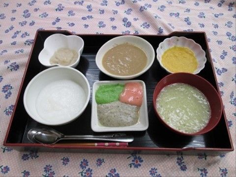 ご飯やおかずはすべてペースト状のもので用意されており、固形物がない。箸とスプーンがセットで置かれている。