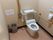 トイレの中に車椅子で入れるように、トイレはスペースに余裕がある造りとなっている。紐付きの緊急用のブザーがある。