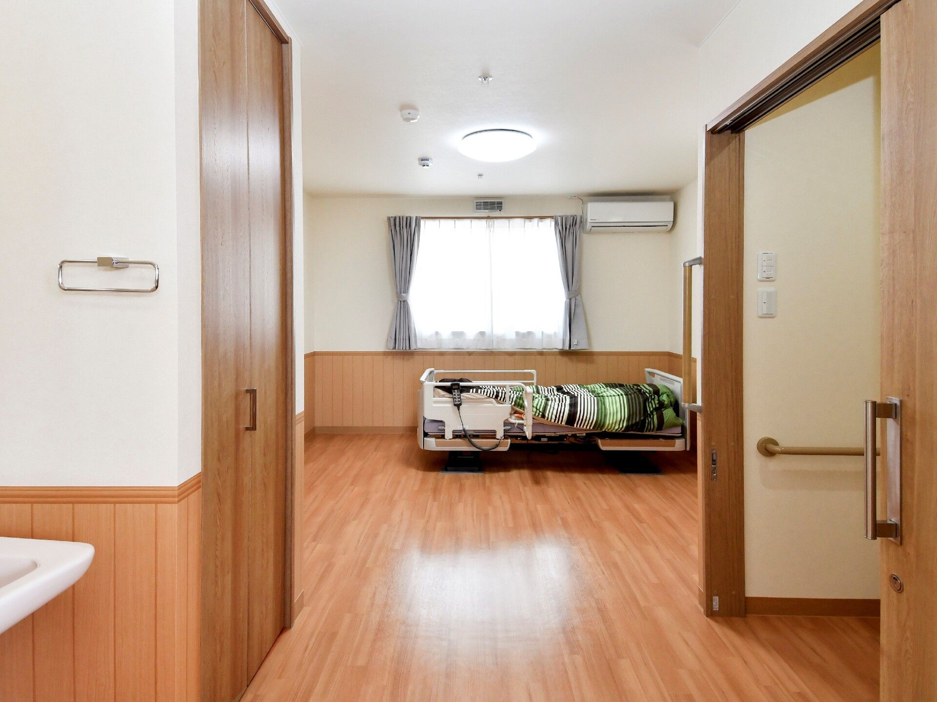 個室の部屋にはクローゼットが設置されている。床はフローリングになっており、窓にはカーテンが掛けられている。