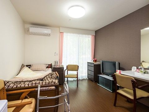 テレビやベッドなどの生活雑貨が取りそろえられた部屋