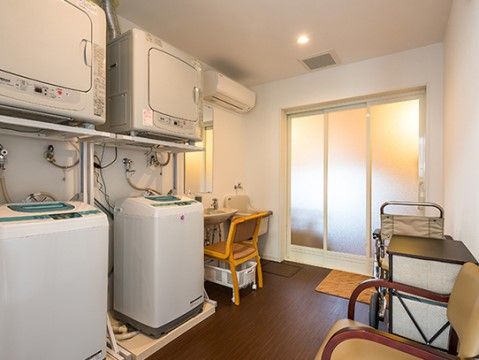 施設にはランドリーがあり、入居者様は自由に使用することができる。好きなタイミングで自分で洗濯ができるので便利である。
