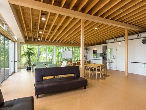 窓が大きく、外の光が差し込む広々としたスペースである。大きな観葉植物を設置しており、自然に触れてリフレッシュすることができる。