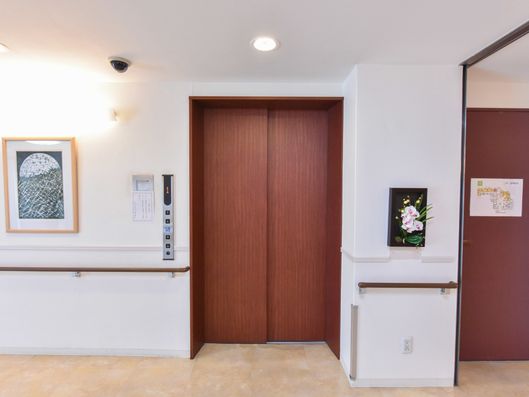 エレベーター前