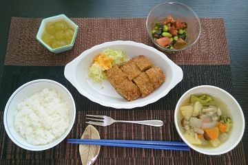 とんかつとトマトと枝豆のサラダが付いた献立