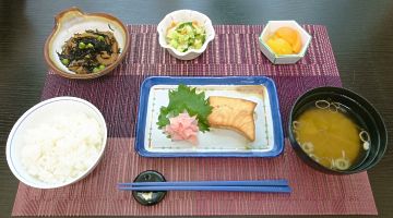 焼き鮭とごはんと味噌汁とひじきの煮物のセット