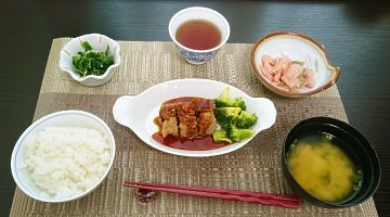 一口大にカットしたハンバーグとご飯と味噌汁のセット