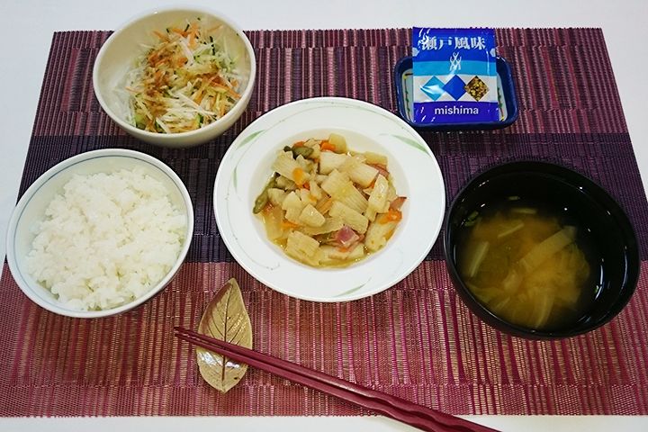 ご飯と味噌汁がセットになった和食